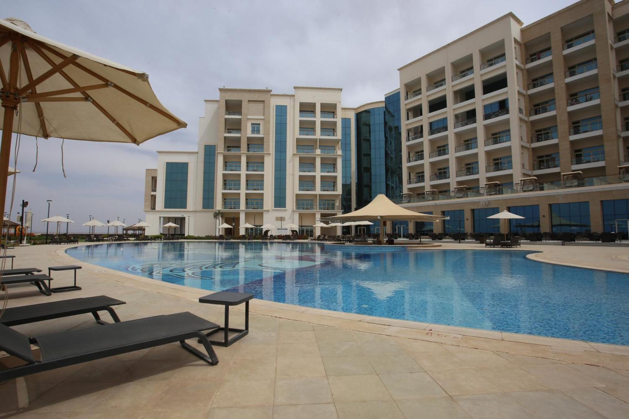 Tolip Resort El Galala Hills Айн-Сохна Екстер'єр фото The swimming pool at the hotel